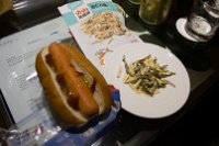 Auf dem Zimmer wird das erbeutete Abendessen verspeist. Ein warmer Fertighotdog vom 7 Eleven und eine Fisch Nuß Knabbermischung ...